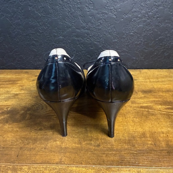 Bandolino Two Tone Wingtip Oxford Heels Black Patent Cream Leather 10M - Picture 4 of 7